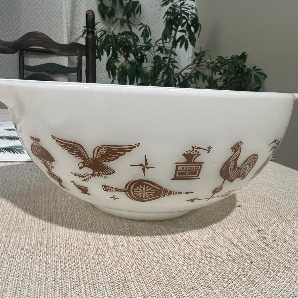 Vintage White Pyrex federal Americana Bowl
Farmhouse - Picture 4 of 7